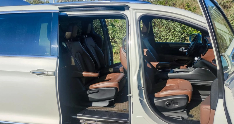 Chrysler Pacifica cena 190000 przebieg: 31000, rok produkcji 2021 z Rzeszów małe 56